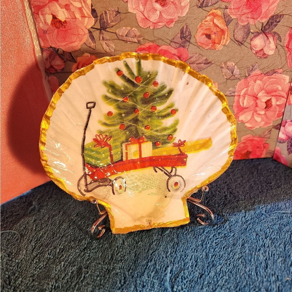 Decoupage Scalloped shell - Picture 1 of 1
